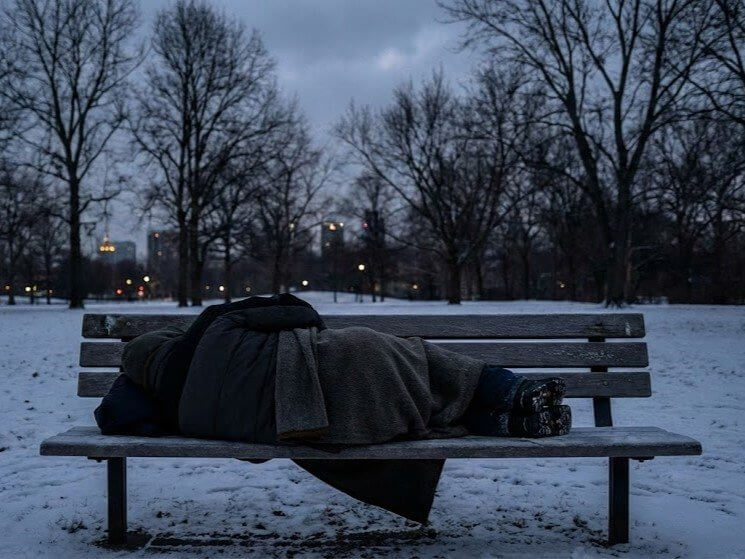 Zimą bądźmy uważni. Jak reagować i pomagać osobom bezdomnym w Katowicach